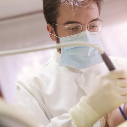 Ettől alakul ki a fogkő és így távolítható el Ettől alakul ki a fogkő és így távolítható el