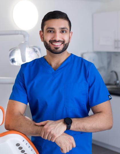 Dr. Ahmed Mowla - Vezető Fogorvos, Master of biomemetic Dentistry