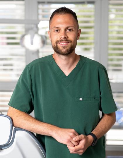 Dr. Kovács Dávid - Dento-alveoláris szájsebész Dr. Kovács Dávid - Dento-alveoláris szájsebész