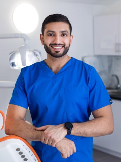 Dr. Ahmed Mowla - Vezető Fogorvos, Master of biomemetic Dentistry