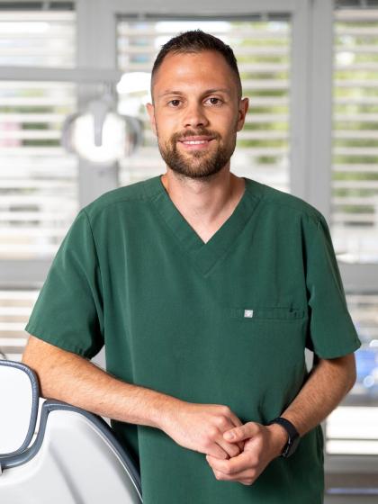 Dr. Kovács Dávid - Dento-alveoláris szájsebész